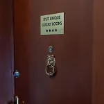 Unique Luxury Pensión 4*