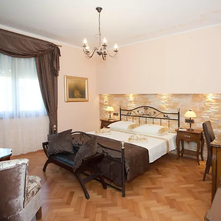 Unique Luxury Pensión Split